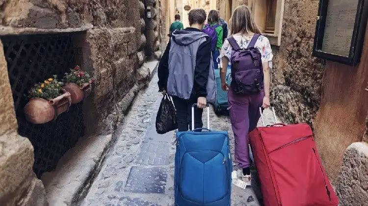 Viajantes caminhando pelas ruas da Itália.