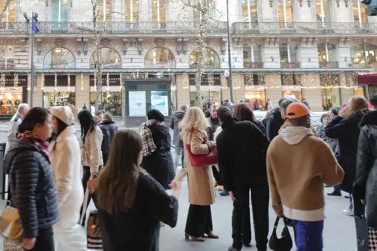 Pessoas com roupas para colocar na mala para Paris no inverno.