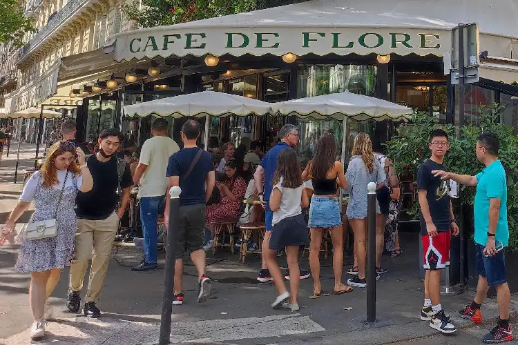 Turistas com roupas para colocar na mala para Paris no verão.