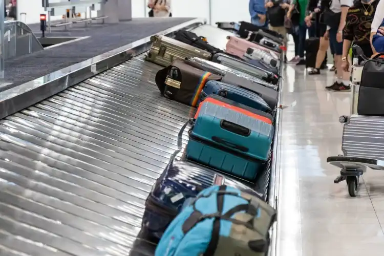 Conferir a lista de o que não pode levar na bagagem de mão e despachada antes de viajar.