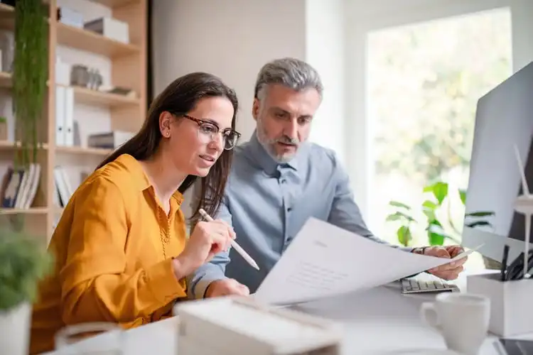 Consultor orientando sobre as obrigações da conta empresarial online.