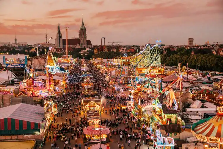 Vista aérea do festival Oktoberfest em Munique, Alemanha