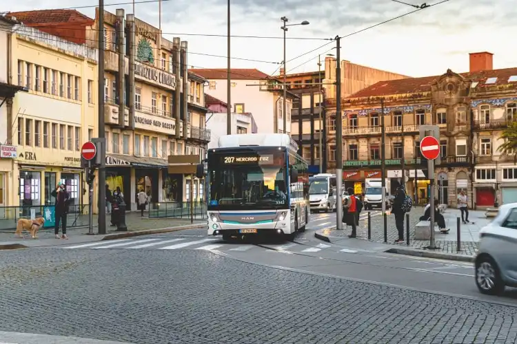 Ônibus em Portugal contam com Wi-fi e ar condicionado.