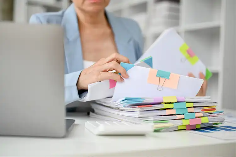 Mulher organizando e separando documentos