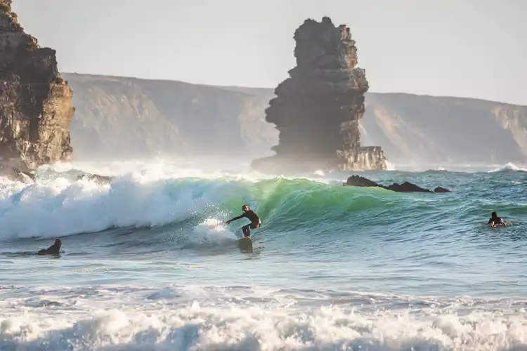 Os surfistas adoram vir ao Algarve no inverno