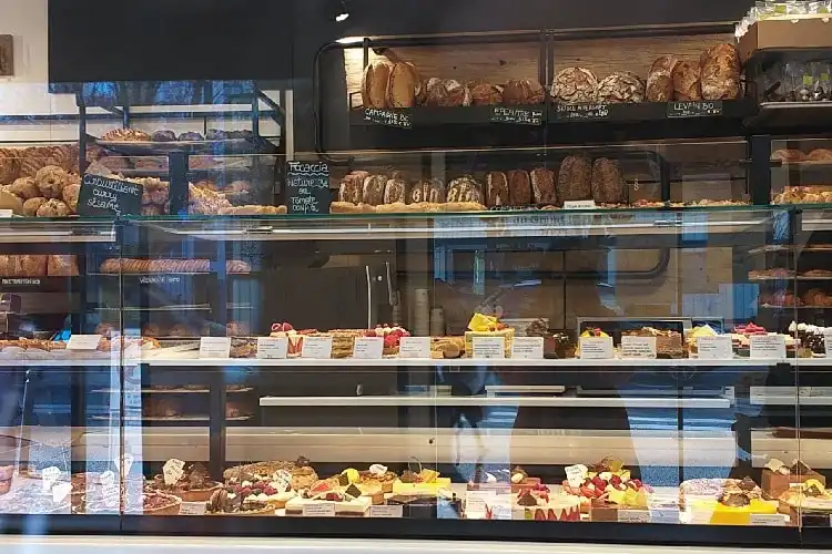 Interior de uma padaria francesa.