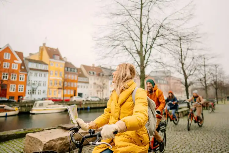 Grupo andando de bicicleta em Copenhague