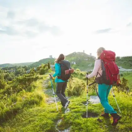 Duas mulheres fazendo trekking em um país seguro.