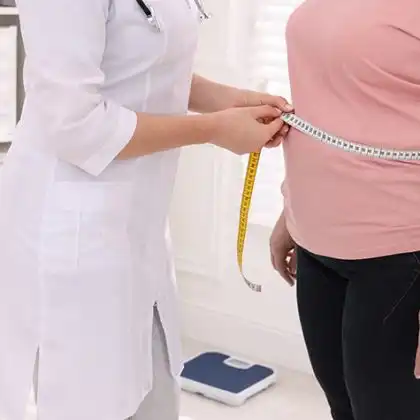 Mulher verifica obesidade em paciente na Europa