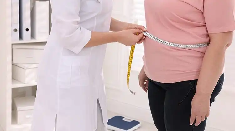 Mulher verifica obesidade em paciente na Europa