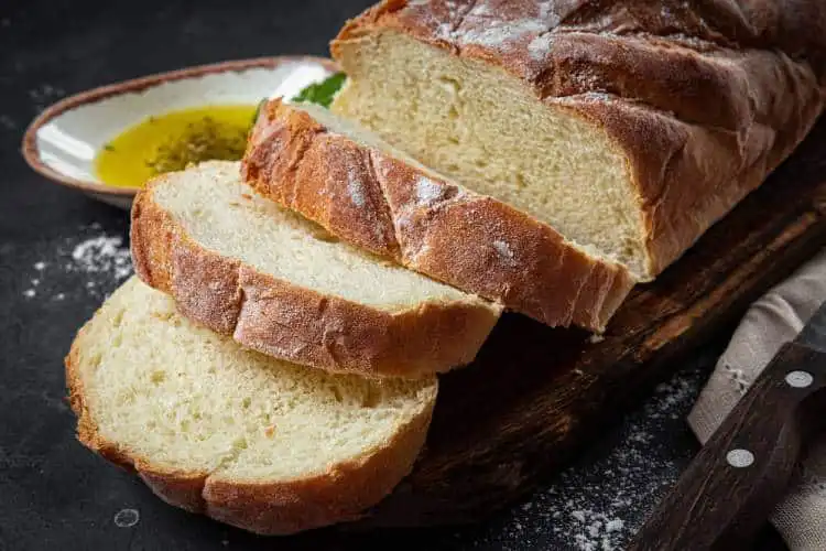 Fatias de pão italiano cortadas