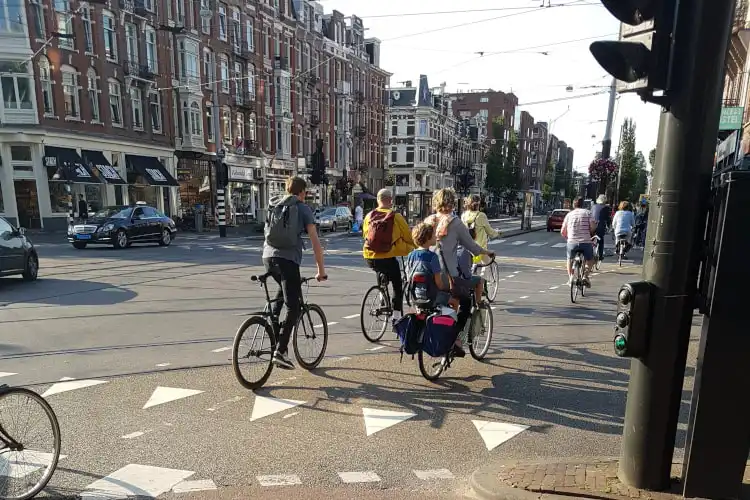 Ciclistas em Amsterdam
