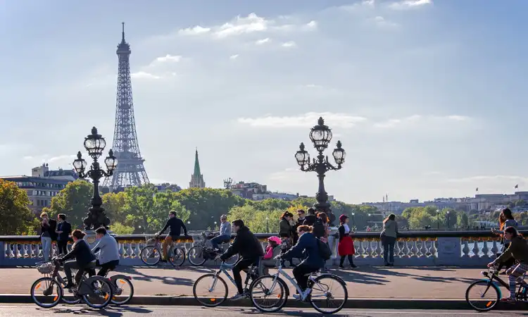 Parisienses e Torre Eiffel ao fundo