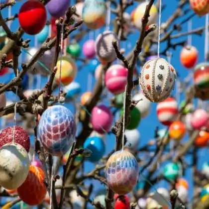 Ovos decorados enfeitando árvore para a Páscoa.