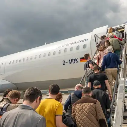 Pessoas embarcando em voo para Alemanha