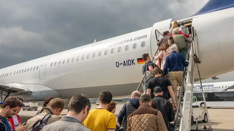 Pessoas embarcando em voo para Alemanha