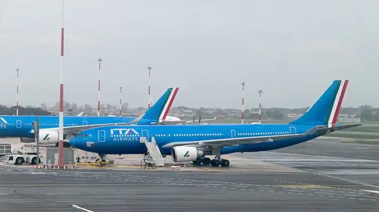 Aviões da ITA Airways em aeroporto