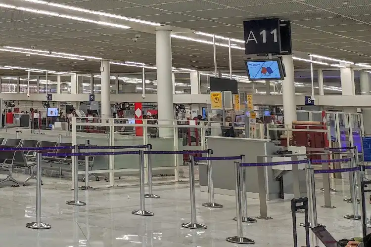 Área de segurança em um aeroporto na França.