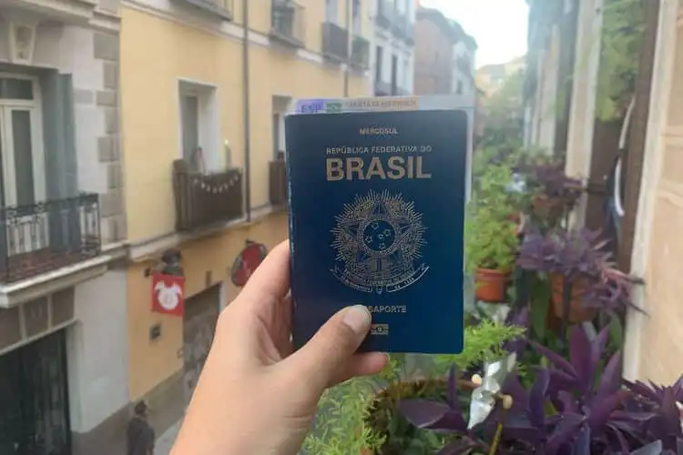 Passaporte e cartão da TIE em Madrid