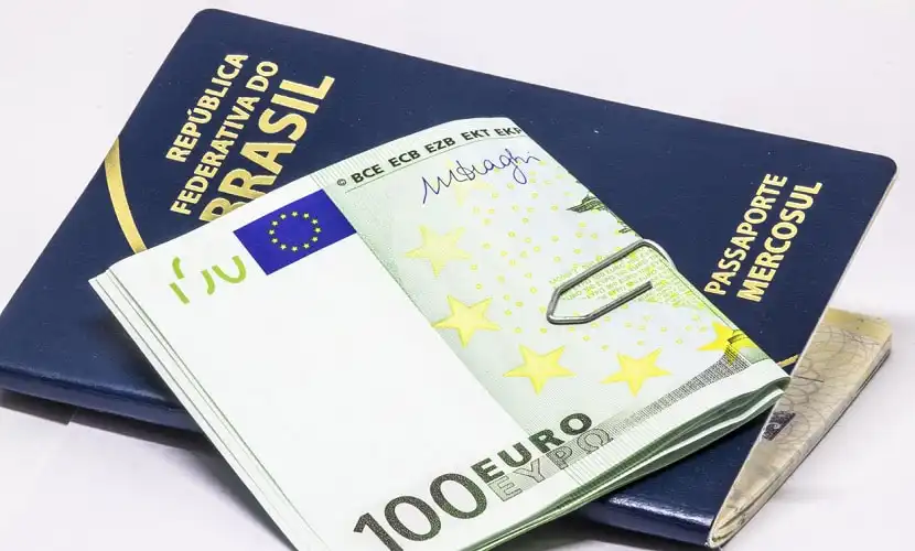 passaporte e dinheiro para Portugal