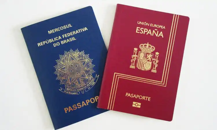 Passaporte espanhol e brasileiro