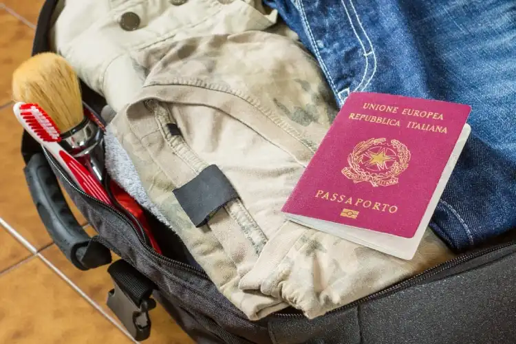 Passaporte italiano em cima da mala