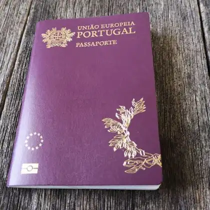 Passaporte português sobre uma mesa