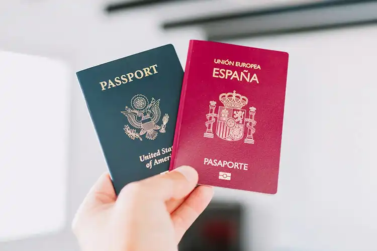 passaportes da Espanha e dos Estados Unidos