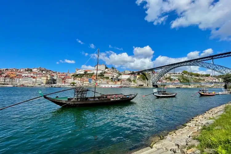 Ao viajar para Portugal, não deixe de ir ao Porto.