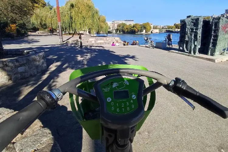 Retornando a Paris após 4 anos, a descobri a prática de pedalar.