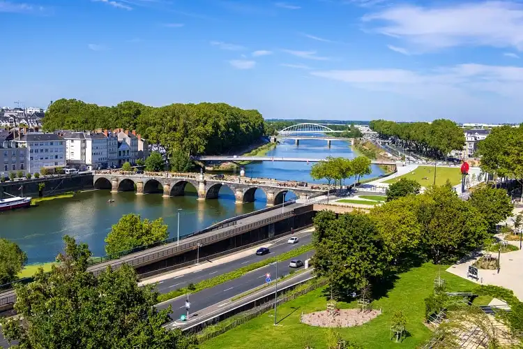 Ponte sobre o rio em Angers