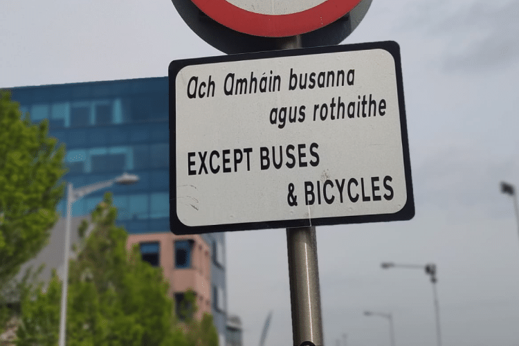 Placa de trânsito escrita em inglês e irlandês