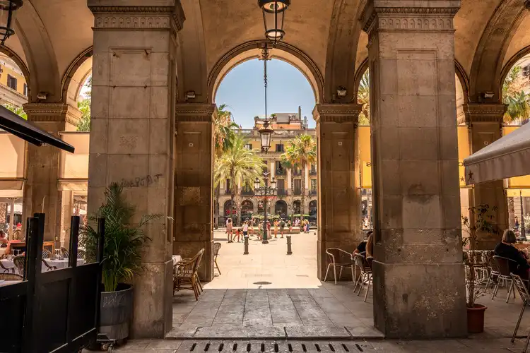 Entrada para a Plaça Reial em Barcelona, para importante para quem vai viajar para Espanha