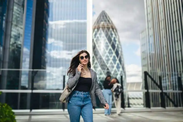 Mulher caminhando conversando ao telefone com chip de internet em Londres no centro da cidade. 
