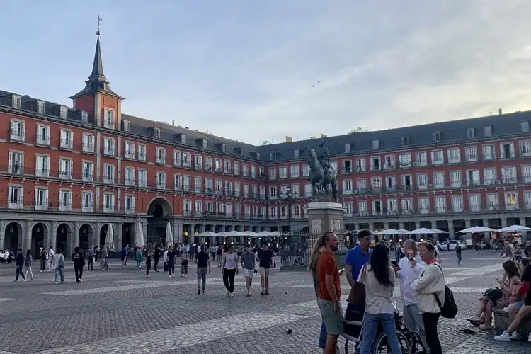 Plaza Mayor no atardecer em Madrid