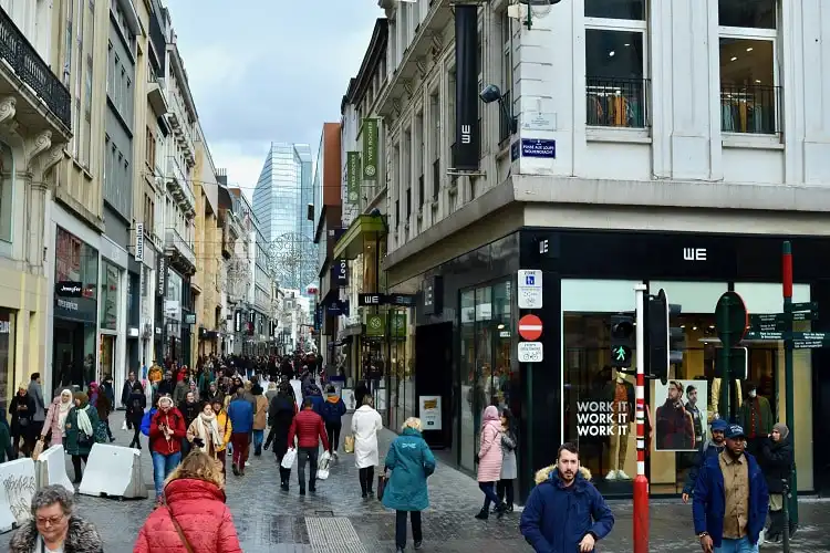 Pessoas no centro de Bruxelas, no centro comercial. Um salário mínimo na Bélgica é suficiente para que as pessoas possam comprar.