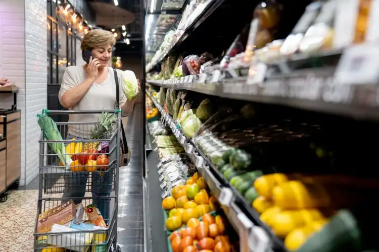 Mulher no supermercado.