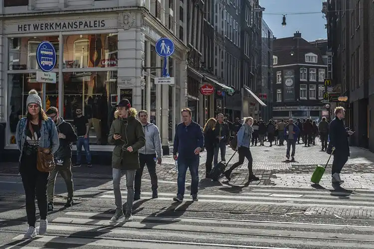 Pessoas caminhando em rua de Amsterdam
