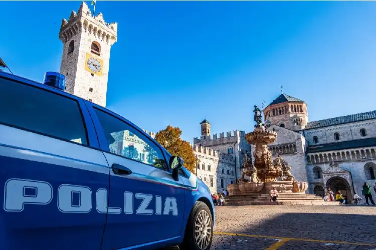 Viatura da polícia em uma cidade da Itália