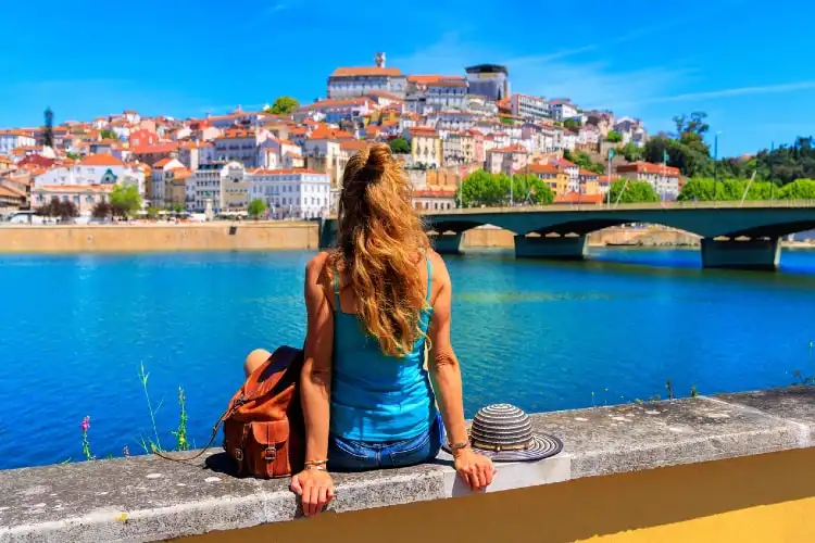 Mulher aprecia paisagem de Coimbra, Portugal