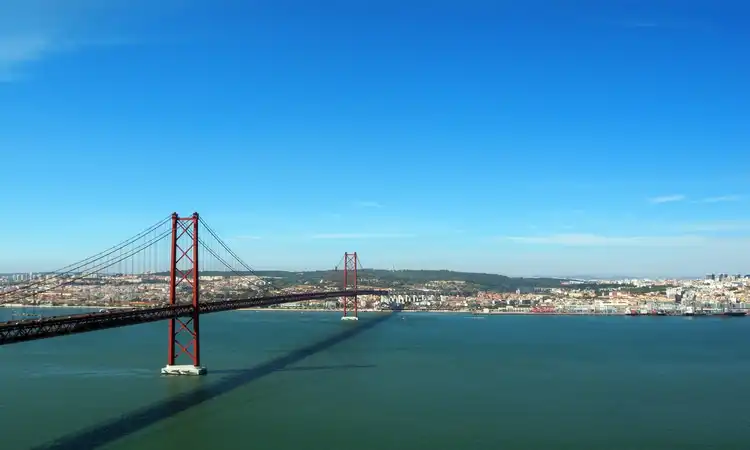 Ponte sobre o Rio Tejo de Lisboa a Almada