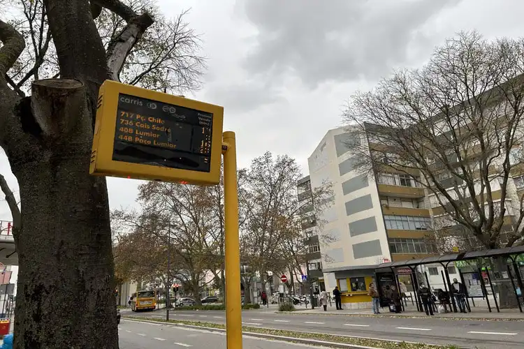 Ponto de ônibus em Lisboa com indicação de horários