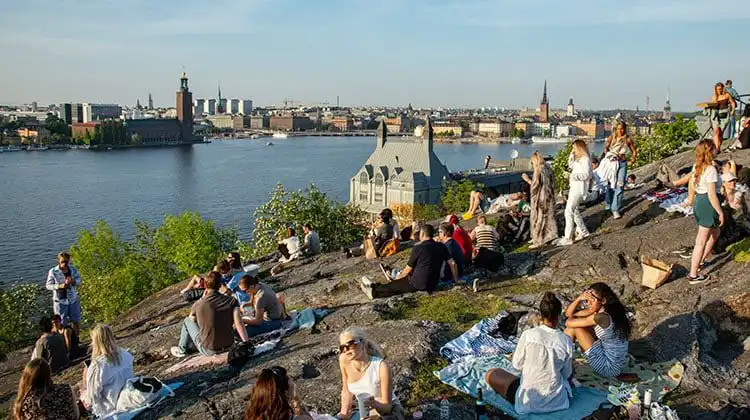 Amigos sentados em morro em Estocolmo