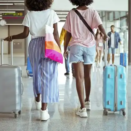 Duas moças levando malas do Portal das Malas