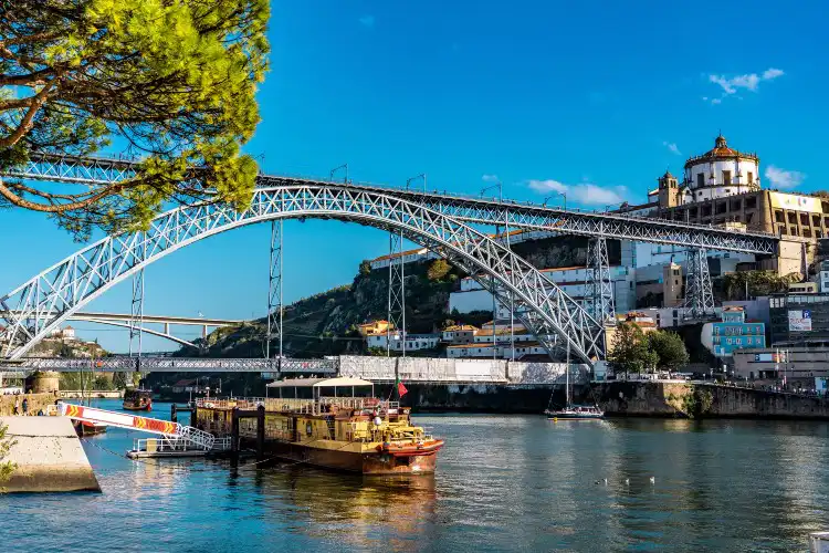Ponte em rio de Portugal em dia de céu claro.