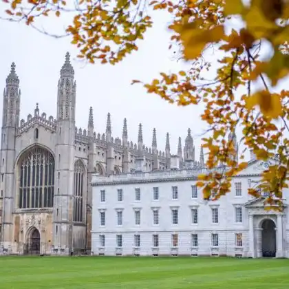 Entrada da Universidade de Cambridge em um dia de sol.