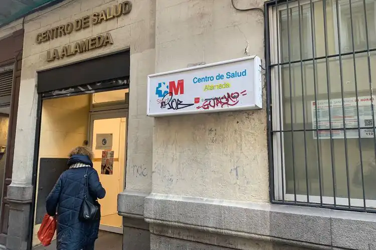 Pessoa entra no posto de saúde em Madrid