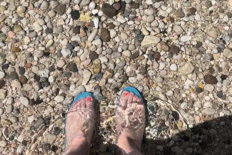 Praia com pedrinha durante o verão na Itália