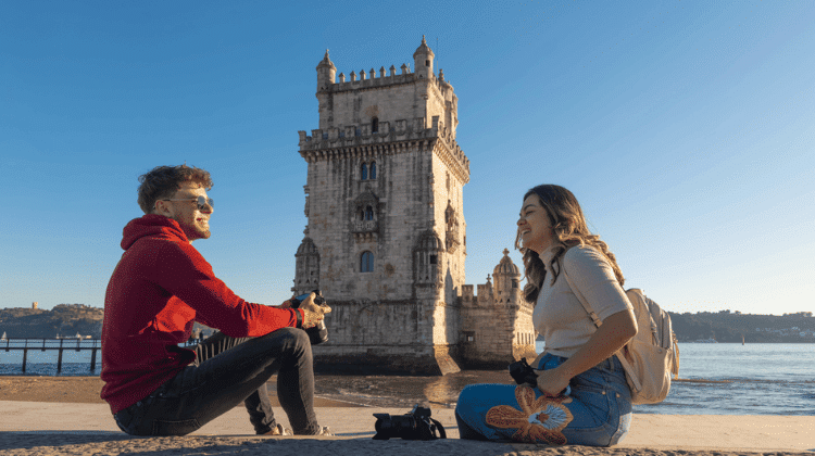 Pessoas conversando em inglês em Portugal