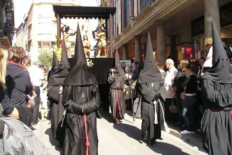 Procissão com pessoas vestidas de preto